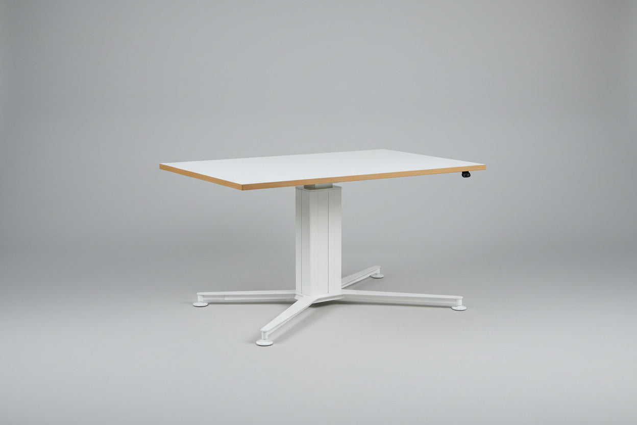 Holmris B8 hæve-sænkebord 140×90 cm i hvid med hvidt LINAK stel set forfra